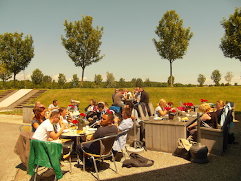 Terras bij het golven